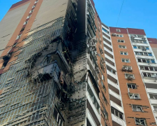 Наслідки атаки рф по Києву, влучання в будинок по вул. Урлівська, фото: Нацполіція