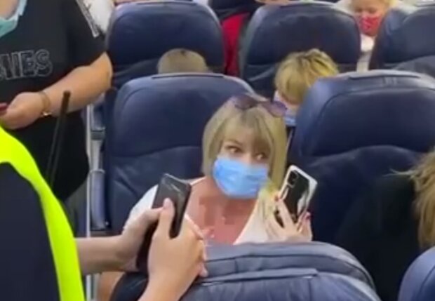 Скандал через маску в самолете, кадр из видео