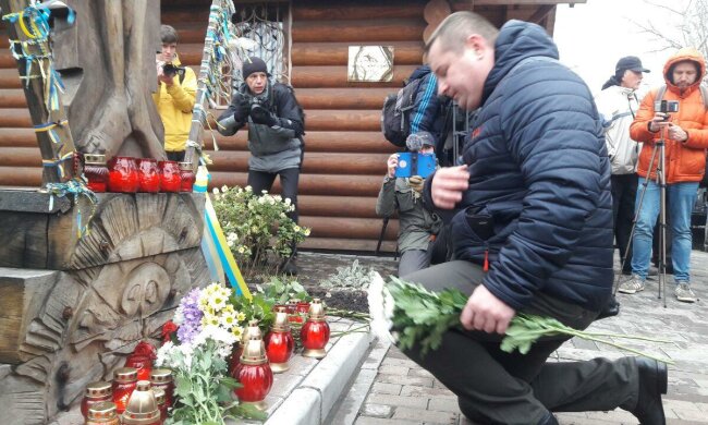 День Гідності і Свободи: українці схилили голови перед героями Майдану та полеглою Небесною Сотнею, ексклюзивні кадри