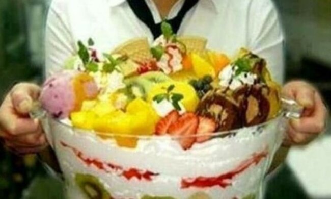 Доброволец не осилил порцию самого калорийного мороженого в мире