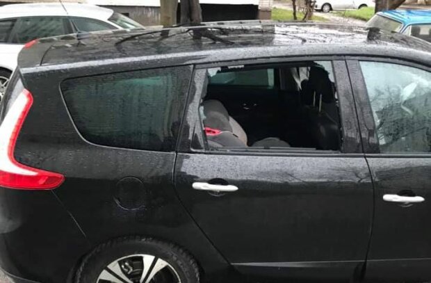 Во Львове мужчине разбили окно в машине, фото: Facebook