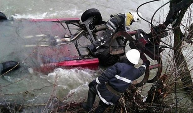 На Закарпатті машина зірвалася в річку з обриву (фото)