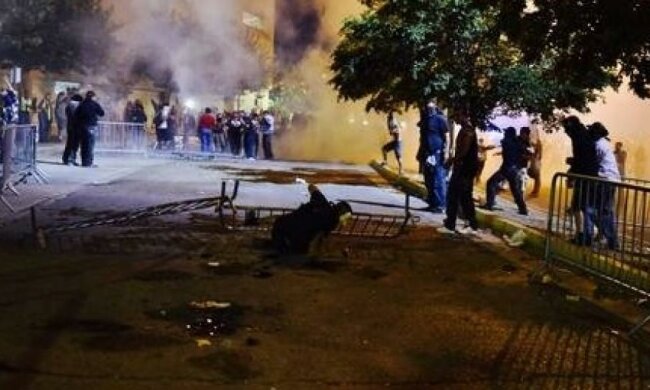 В США во время акции протеста против Трампа забросали камнями полицейских