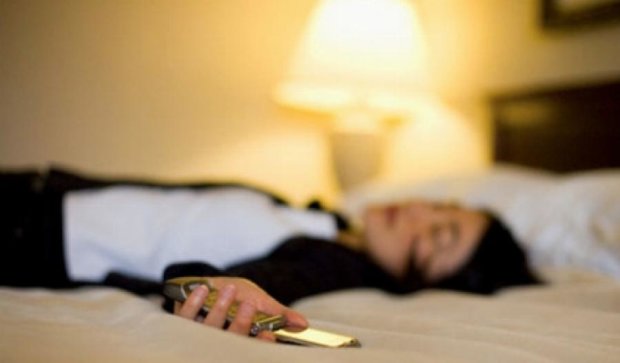 Чому шкідливо заряджати мобільні в спальні