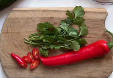 Азіатський салат з локшиною та куркою, кадр з відео