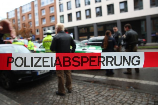 Толпы немцев жаждут мести за смерть 22-летнего защитника беременной женщины