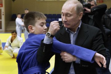 Подержались за шпили: Путин и его новый "голубец" доказали свою любовь на камеру