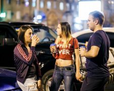 Водители "сдали" проститутку, зарабатывавшую на трассе с двухлетним ребенком: видео