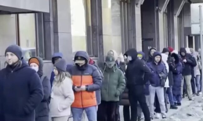 Черга в банк, фото: скріншот з відео