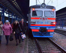 У Кабміні відмовляться від приміських потягів: як українцям пропонують добиратися з села на роботу