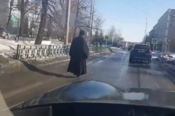 батюшка на моноколесі, скрін з відео