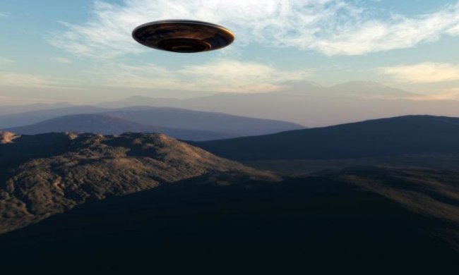 Попередили про страшне: НЛО залишив дивне послання у небі 