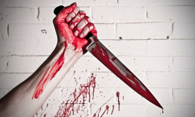 Жінка з ножем напала на священика в Києві