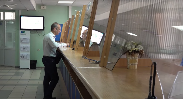 Чоловік у податковій. Фото: youtube