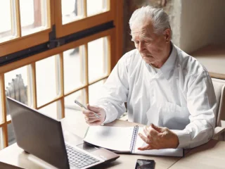 Работающий пенсионер с документами