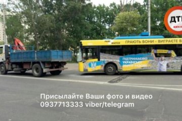 Киевский троллейбус влетел в грузовик