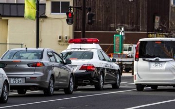 Опасный занос! Автомобиль влетел в толпу в Японии