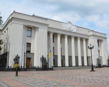 Правоохоронці затримала під Радою молодиків із димовими шашками