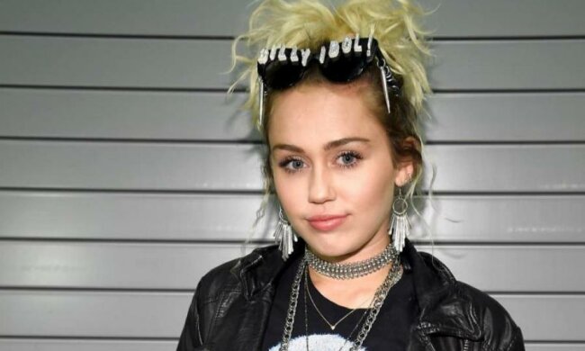 Майли Сайрус начудила за столом перед родителями жениха