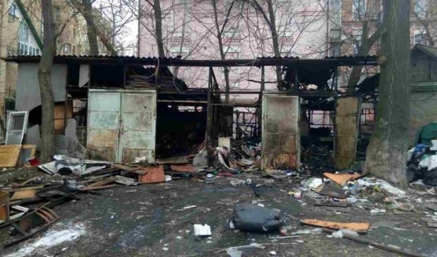 Дві людини згоріли живцем у сараї посеред Києва