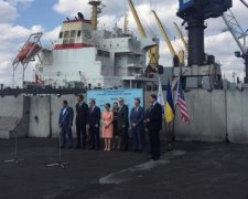 Просто стыд: барже с углем сыграли гимн