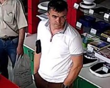 Уволенный чиновник начал воровать в магазинах: опубликовано видео