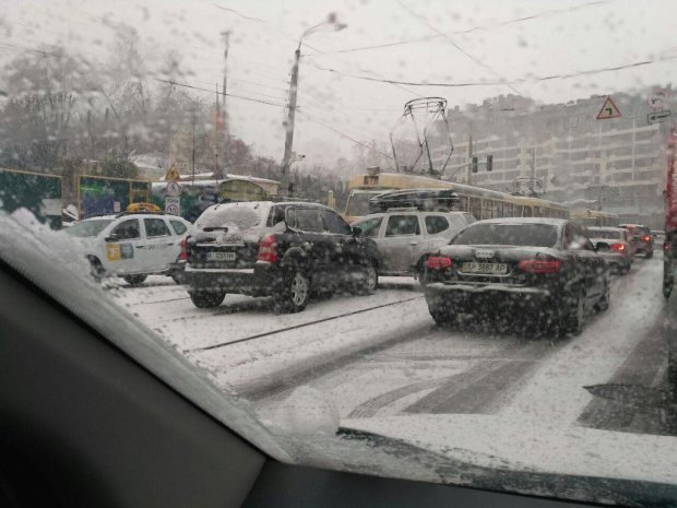 Киев разбил снежный паралич: колоссальные пробки и сотни ДТП