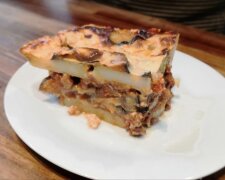 Греческая запеканка с мясом и соусом бешамель: фото скрин Ютуб