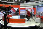 Курйоз в прямому ефірі: камери звели з розуму ведучого