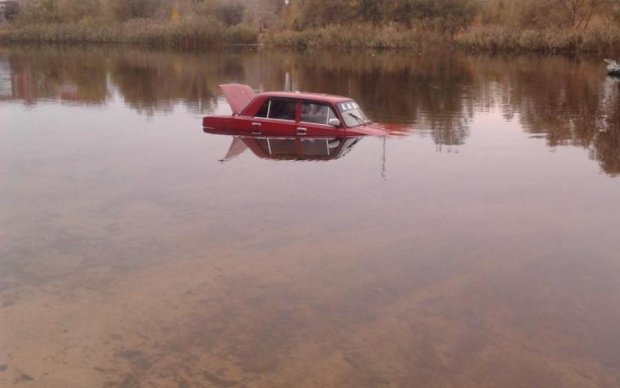 Миколаївська автоледі влетіла в озеро з нечистотами