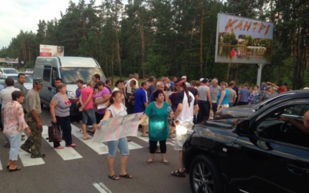 На Полтавщині автомобіль в'їхав у натовп людей