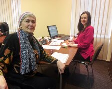 Пенсионерка получает консультацию о доплате за стаж