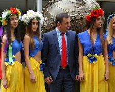 На річницю Ужгородського університету запросили напівоголених дівчат (фото)