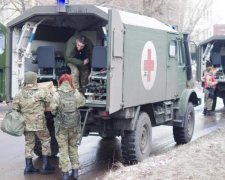 Вагітна та з автоматом: мережу зворушила історія героїні-медика