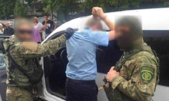 Львовский таможенник выбрасывал деньги из автомобиля во время погони