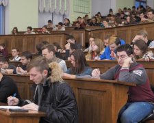 Следом за пенсионерами подачку бросили и студентам