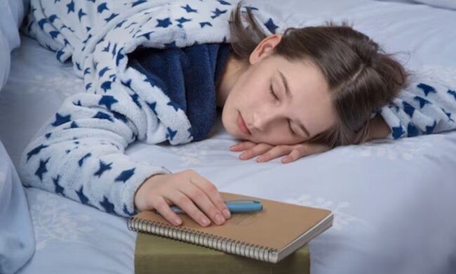 Підліток спить, спати, сон, школярка спить. Фото Світ Матраців