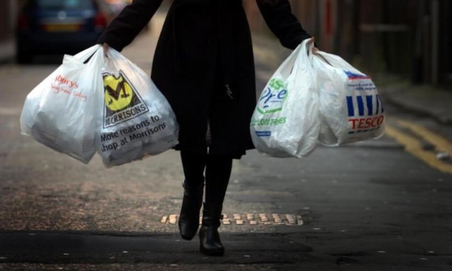 Пластмасовий світ переміг: звичайні пакети виявилися екологічнішими за папір