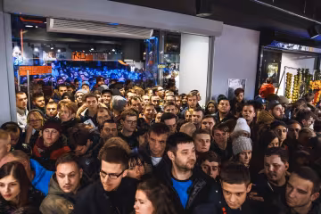 Продажі iPhone в Росії: країну охопило безумство, люди готові вбивати і продавати місця у чергах за 2 мільйони