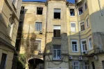 Поврежденный дом на Европейской, 2 в Одессе после российской атаки