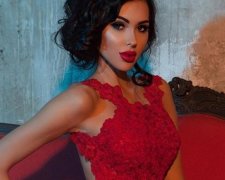 Відома модель позувала в бікіні на розкішному дивані