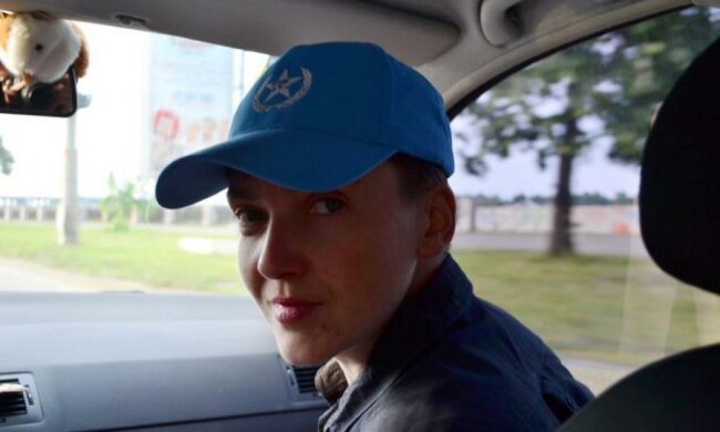 Савченко похвасталась новым нарядом: красный халат и черная торба