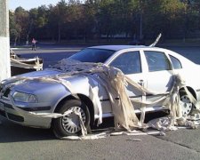 Трактор та автомобіль у Харкові замотали у туалетний папір (фото)