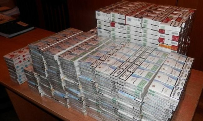 Украинского дипломата уволили за контрабанду сигарет