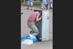 Жінка застрягла в урні, скріншот: Telegram