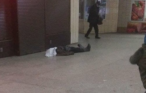 В харьковском метро внезапно умер мужчина: "Лежал и хрипел"