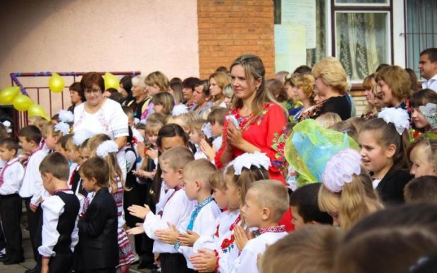 До слез: ученики исполнили гимн Украины на языке жестов