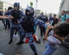 Масові протести в Москві: витівки силовиків виходять з-під контролю, відому журналістку відвезли до "моргу"