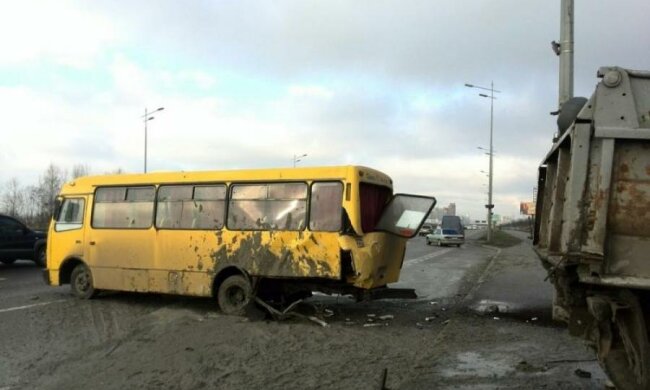 Маршрутка устроила месиво под Киевом: фото