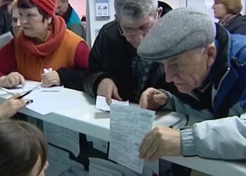 Платіжки за комуналку. Фото: скрін youtube